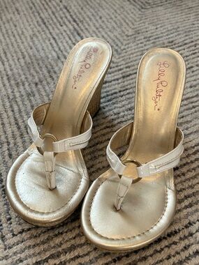 Lilly Pulitzer White Gold Wedge Thong Sandal Heels Size 7 Y2K